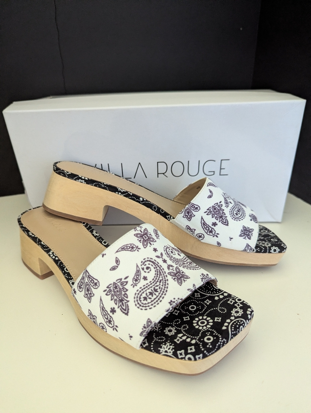 Villa Rouge Bandana White & Black Paisley Slide Sandals S. 6.5